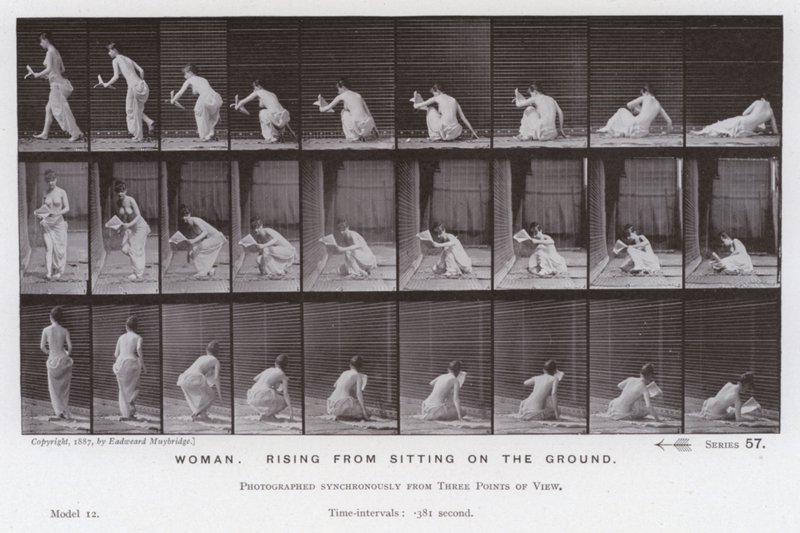 A Figura Humana em Movimento: Mulher, levantando-se de sentada no chão (foto a p/b) de Eadweard Muybridge