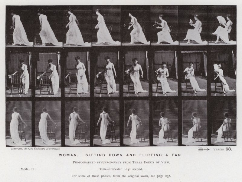 A Figura Humana em Movimento: Mulher, sentada e flertando com um ventilador (foto a p/b) de Eadweard Muybridge