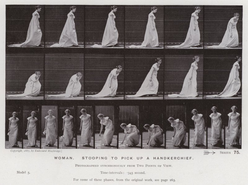 A Figura Humana em Movimento: Mulher, inclinando-se para pegar um lenço (foto a p/b) de Eadweard Muybridge