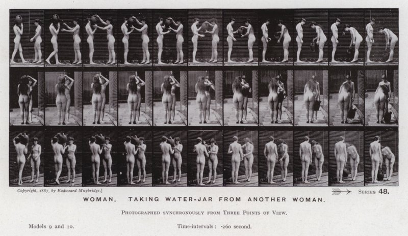 A Figura Humana em Movimento: Mulher, tirando um pote de água de outra mulher (foto a p/b) de Eadweard Muybridge