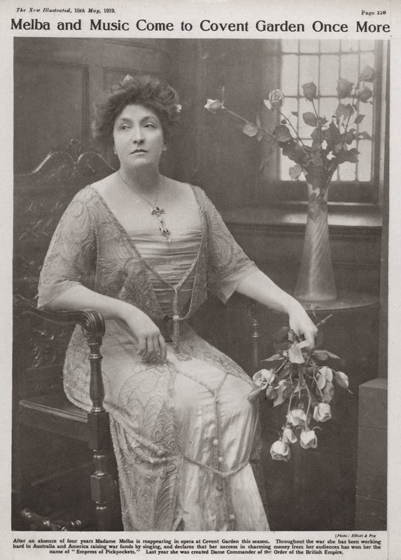 Dame Nellie Melba, cantora de ópera australiana (foto p/b) de Elliott and Fry Photography Studio