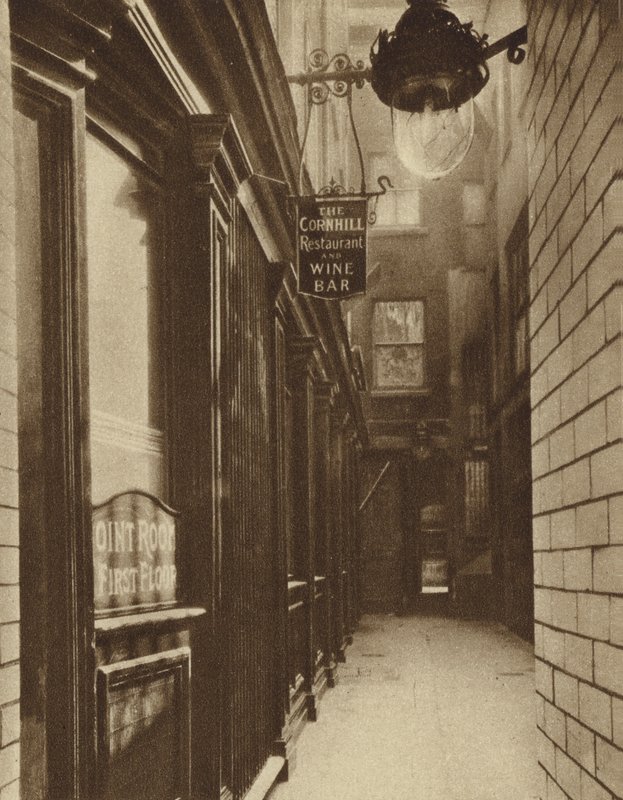 O George e o Abutre, ao largo de Cornhill, cidade de Londres, celebrado como o local onde o café foi introduzido em Londres, por um comerciante turco em 1652 de English Photographer