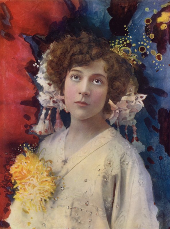 Miss F Collingbourne em San Toy (foto colorida) de English Photographer