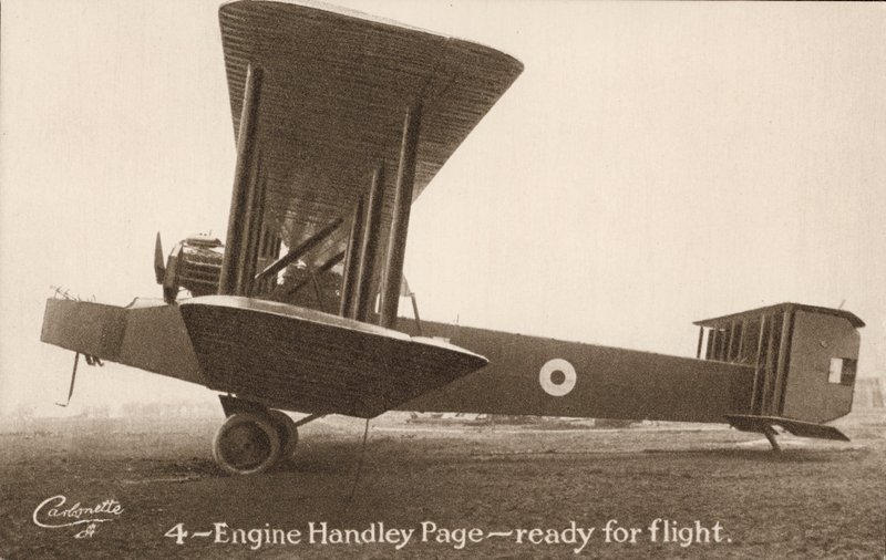 Avião 4-Engine Handley Page, pronto para voar (foto a p/b) de English Photographer