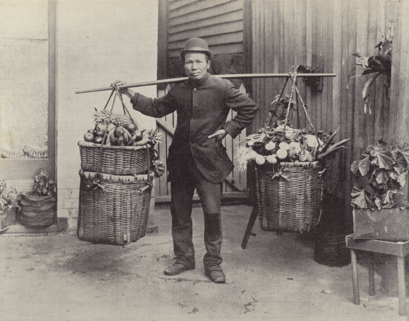Um vendedor ambulante chinês de vegetais de English Photographer