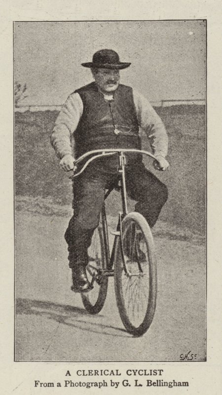Um ciclista clerical de English Photographer
