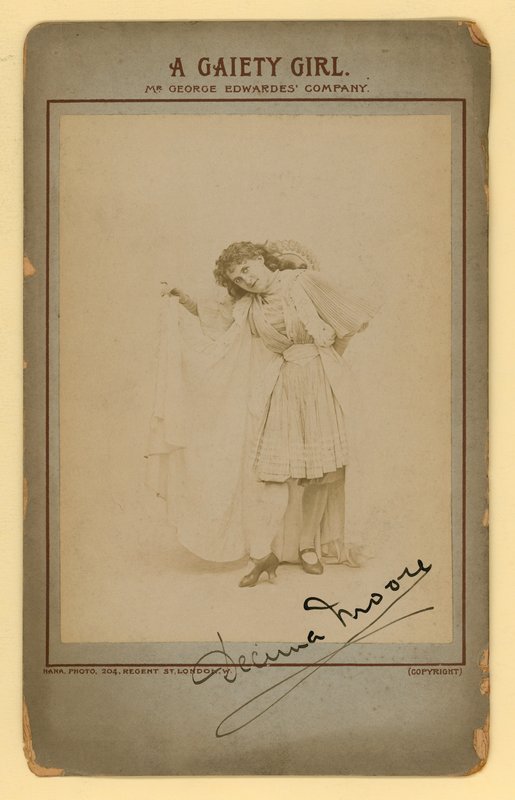 Uma menina da alegria - Decima Moore de English Photographer