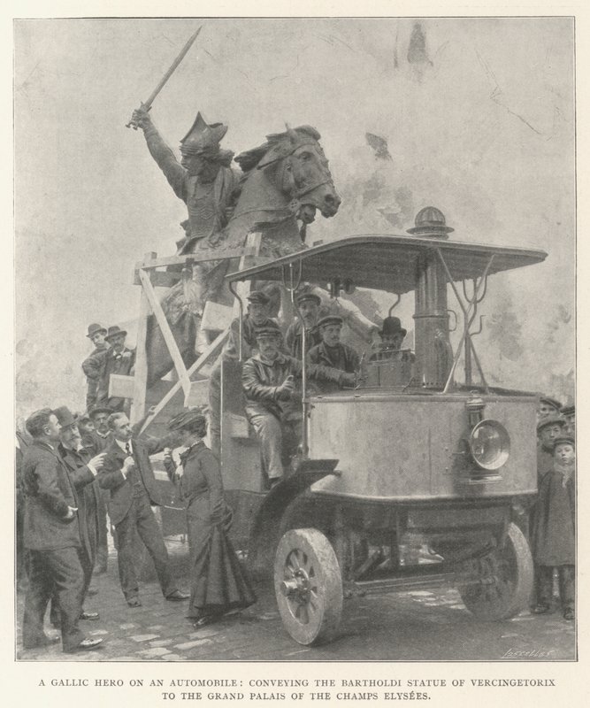Um herói gaulês em um automóvel, transportando a estátua Bartholdi de Vercingetorix para o Grand Palais dos Champs Elysees de English Photographer