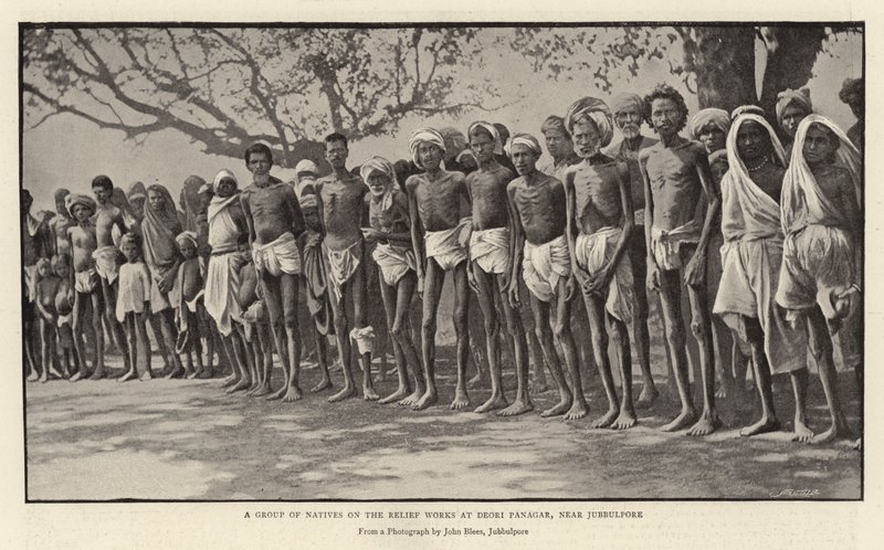 Grupos de nativos nas obras de socorro em Deori Panagar, perto de Jubbulpore de English Photographer