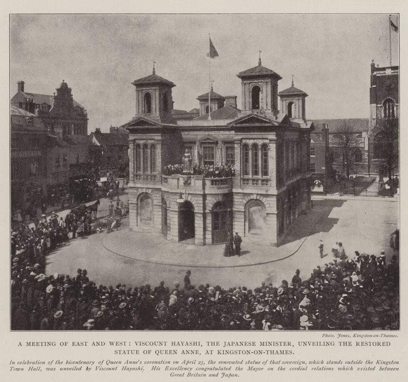 Encontro de Oriente e Ocidente, Visconde Hayashi, Ministro do Japão, inaugurando a Estátua Restaurada da Rainha Ana, em Kingston-on-Thames, 3 de maio de 1902 de English Photographer