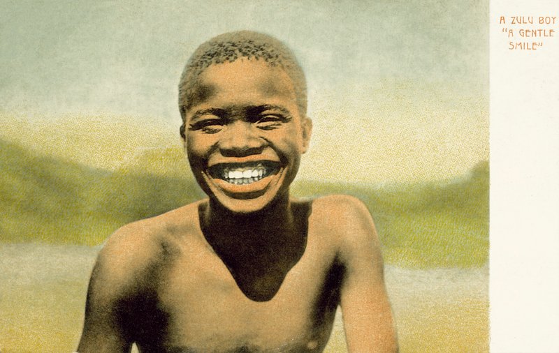 Um menino Zulu, um sorriso gentil (foto colorida) de English Photographer