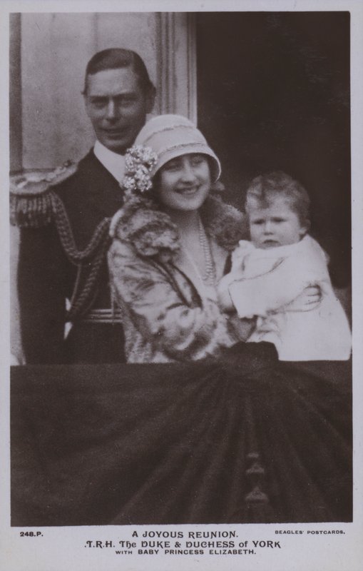 Uma reunião alegre, TRH O Duque e Duquesa de York com a princesa Elizabeth (foto a p/b) de English Photographer