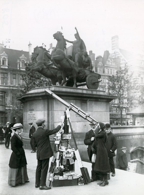 Um telescópio para ver o Big Ben no Embankment pela estátua de Boadicea de English Photographer