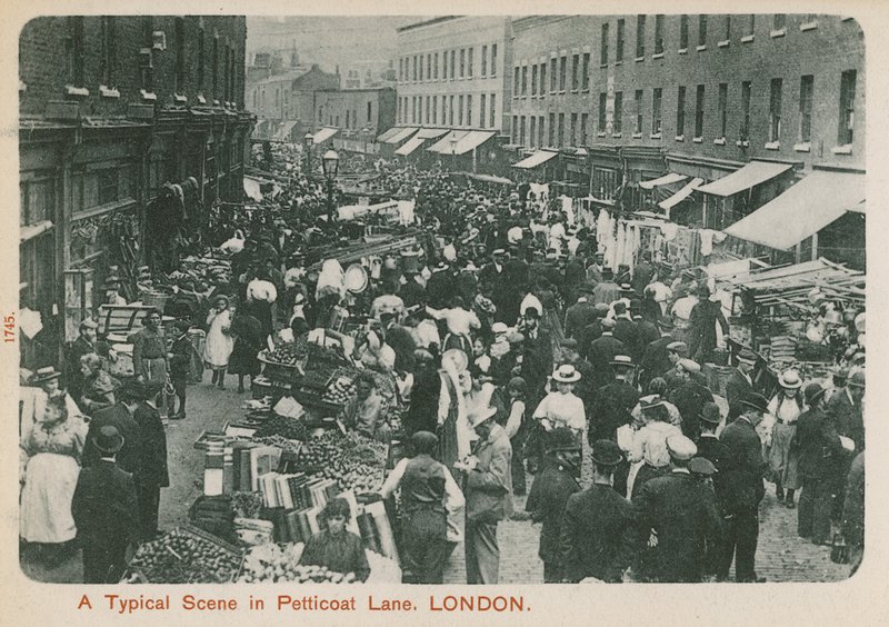 Uma cena típica em Petticoat Lane, Londres de English Photographer