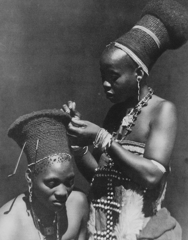 Banheiro africano (foto a p/b) de English Photographer