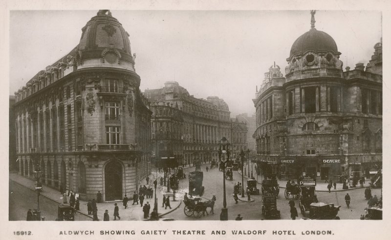 Aldwych mostrando o teatro Gaiety e o Waldorf Hotel de English Photographer
