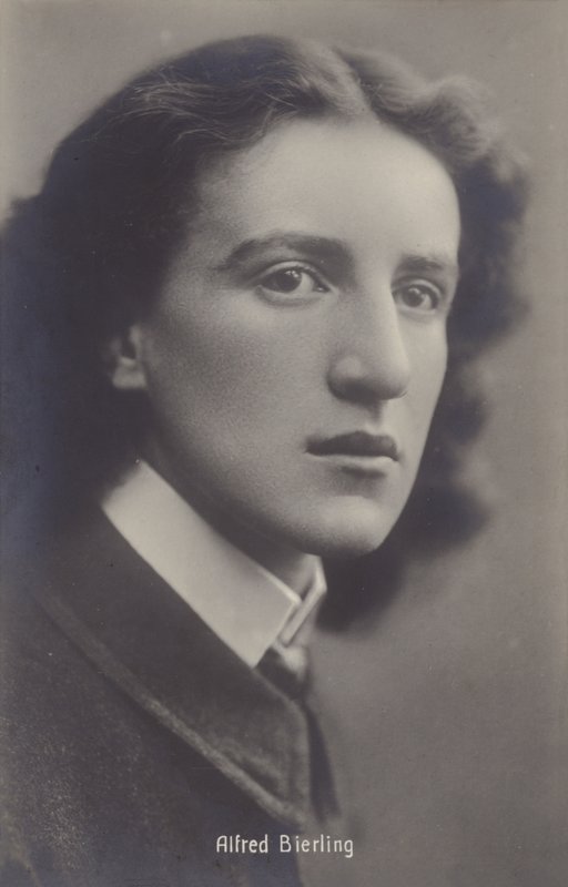 Alfred Bierling, músico de English Photographer