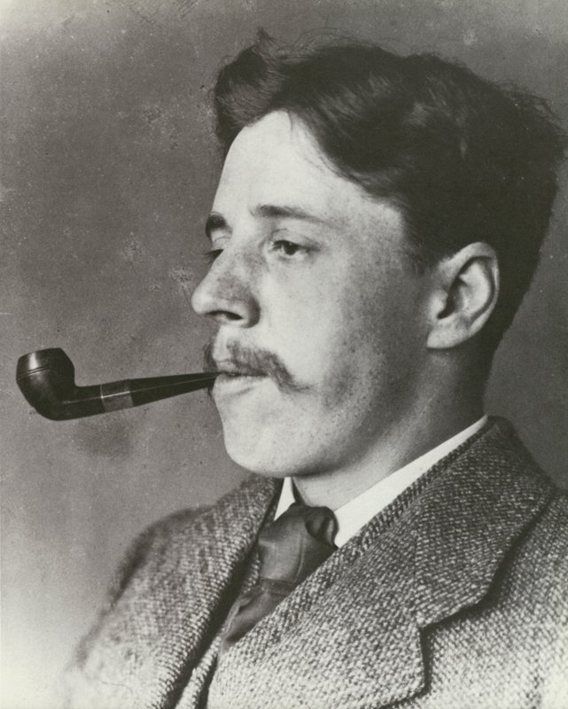 Arnold Bennett, fumando um cachimbo, retrato (foto a p/b) de English Photographer