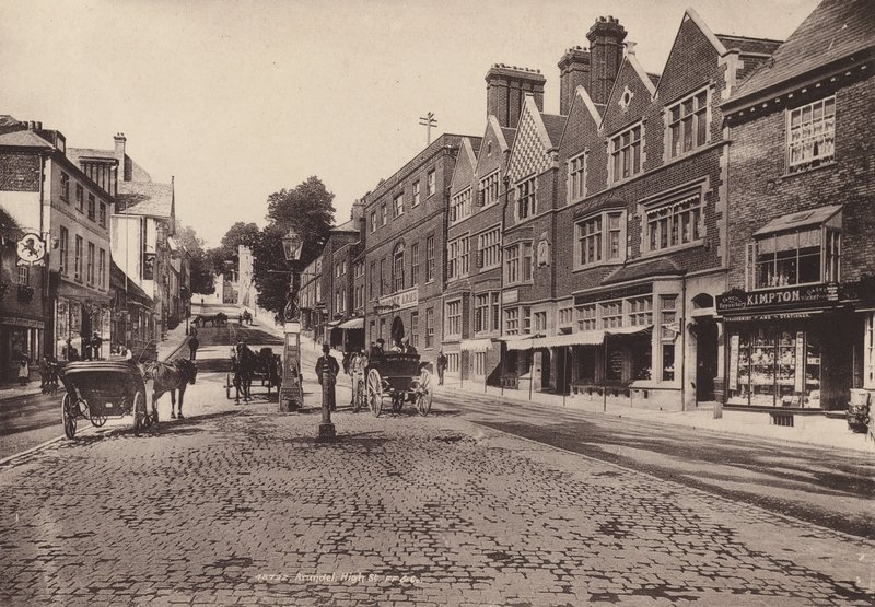 Arundel: High Street (foto a p/b) de English Photographer