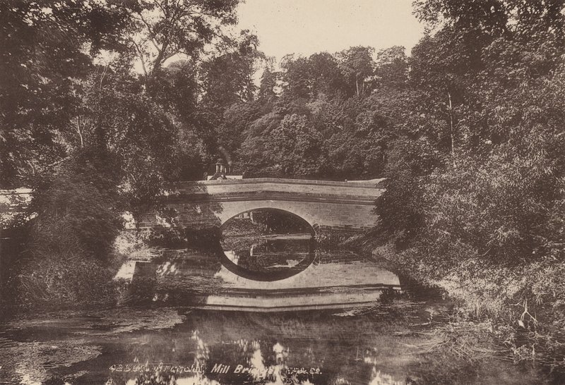 Arundel: Ponte do moinho (foto a p/b) de English Photographer