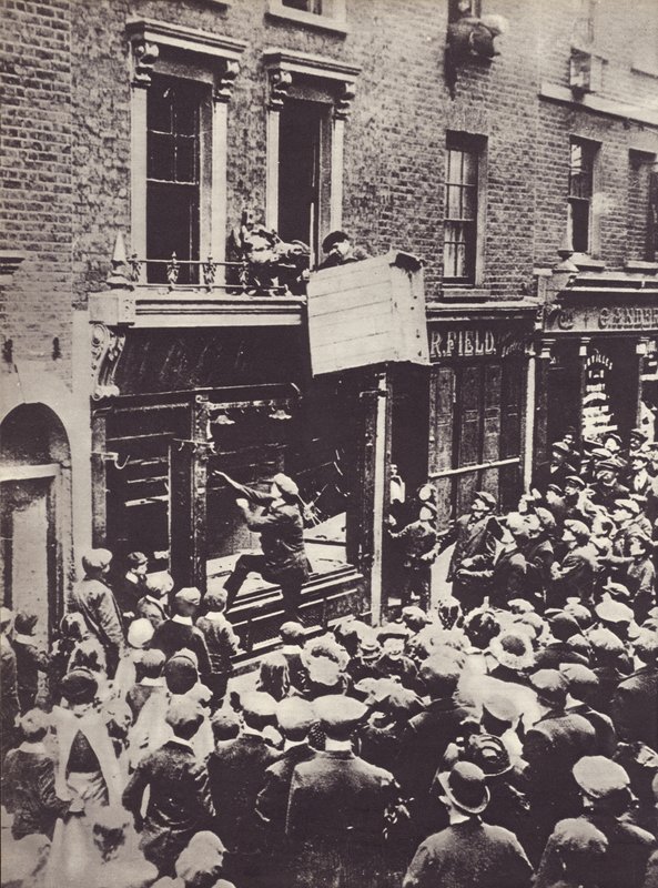 Ataque à loja alemã em Londres, c 1914 de English Photographer