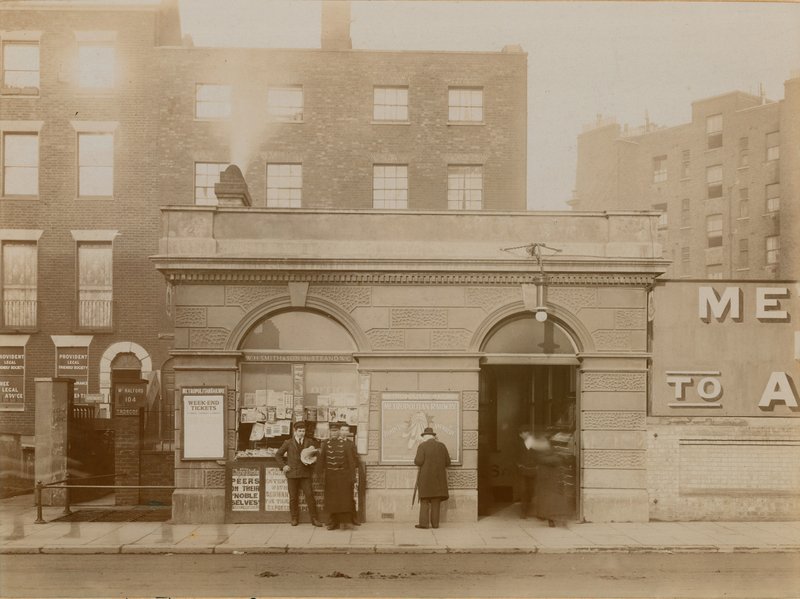 Estação Ferroviária de Baker Street, entrada leste, Marylebone Road, Londres; fotografia tirada em maio de 1908 de English Photographer