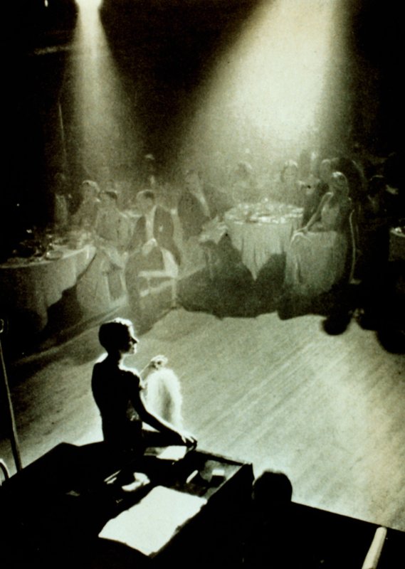Beatrice Lillie, uma artista de revista na década de 1920, sob um holofote no Café de Paris de English Photographer
