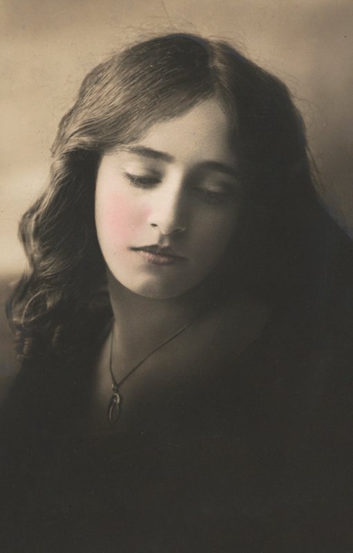 Rapariga bonita, com longos cabelos escuros, com medalhão ao pescoço (foto) de English Photographer