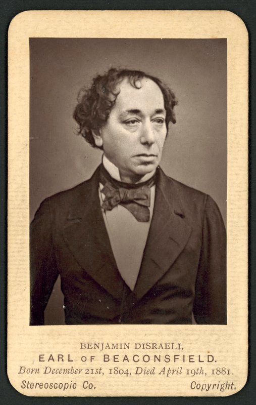 Benjamin Disraeli, Conde de Beaconsfield, cartão fotográfico memorial (foto a p/b) de English Photographer