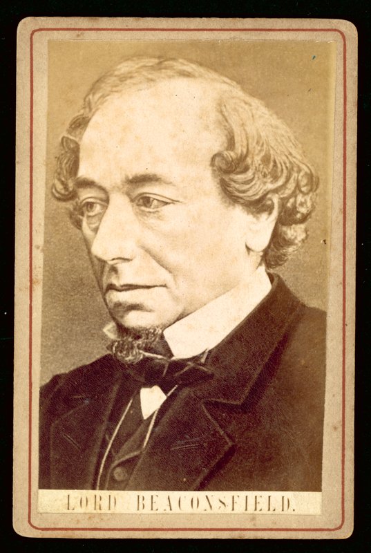 Benjamin Disraeli, Lord Beaconsfield, retrato (foto a p/b) de English Photographer
