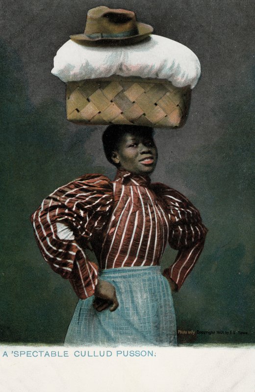 Menina negra com um cesto de linho, encimado por um chapéu, na cabeça (foto) de English Photographer