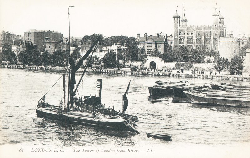 Barcos no Rio Tamisa com a Torre de Londres ao fundo de English Photographer