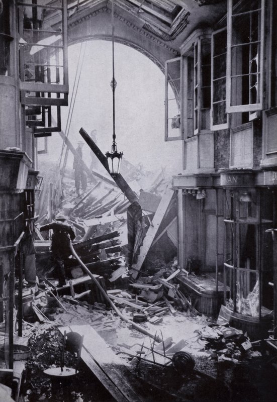 Danos por bomba no Burlington Arcade, Piccadilly, Londres de English Photographer