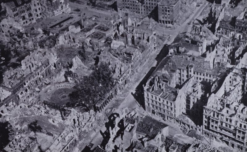 Ruínas bombardeadas de Berlim, Alemanha, Segunda Guerra Mundial de English Photographer
