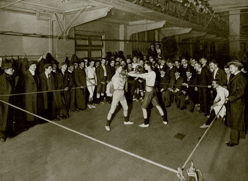 Boxe no Regent Street Polytechnic (foto a p/b) de English Photographer