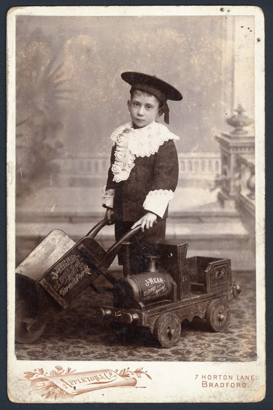 Menino, com, um, trem brinquedo, e, carrinho de mão de English Photographer