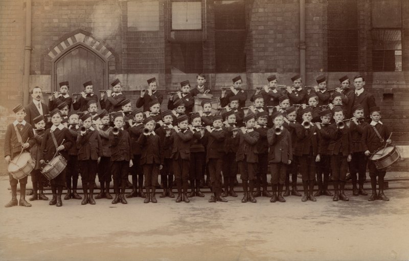Boys Brigade Band, presumivelmente (foto a p/b) de English Photographer