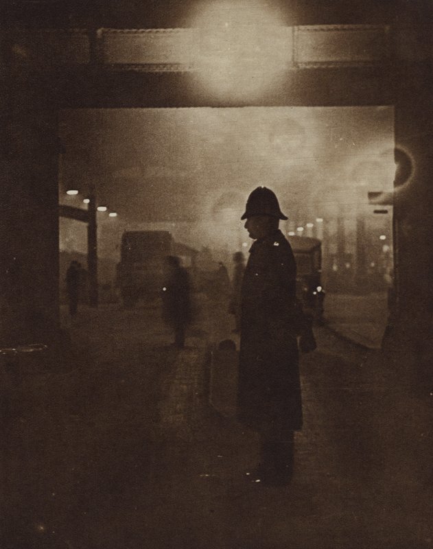 Policial britânico em uma rua nublada (foto a p/b) de English Photographer