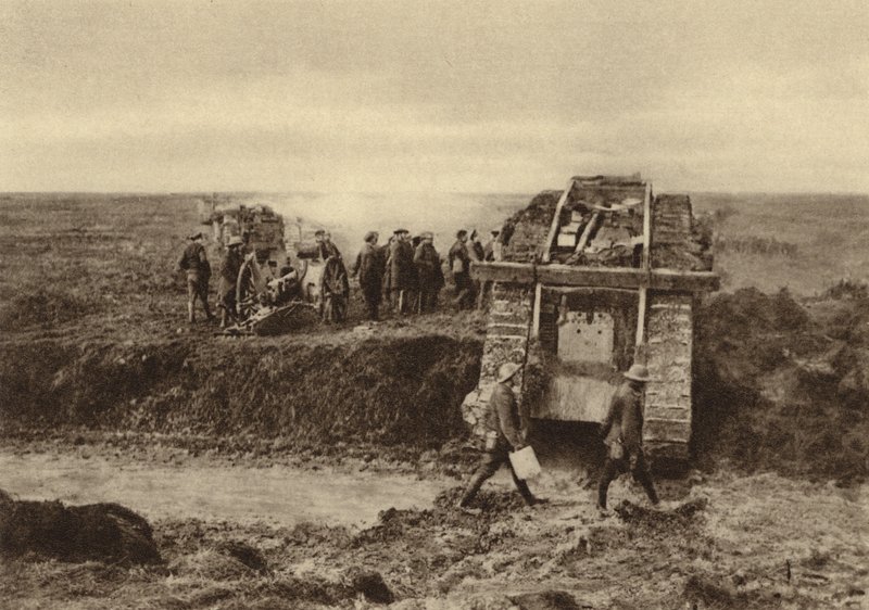 Esquadrão de tanques britânico passando posições de artilharia em Graincourt no seu caminho para atacar Bourlon Wood, Batalha de Cambrai, França, Primeira Guerra Mundial, Novembro de 1917 (foto a p/b) de English Photographer