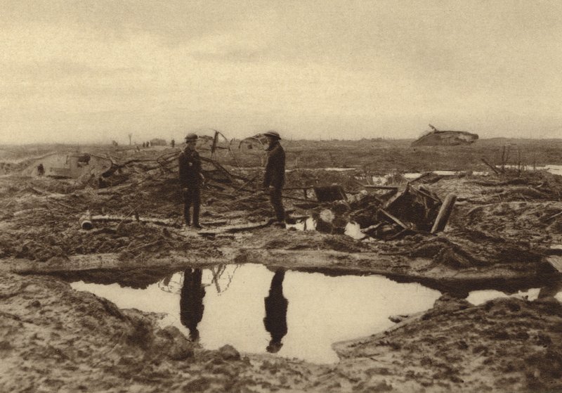 Os tanques britânicos atolaram-se na lama antes de poderem chegar às linhas alemãs em Ypres, Bélgica, Primeira Guerra Mundial de English Photographer