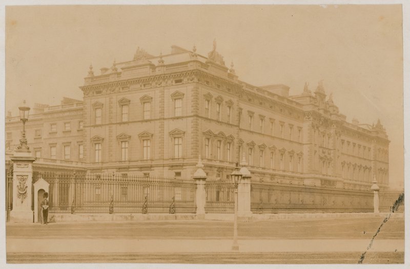 Palácio de Buckingham, 1876 de English Photographer