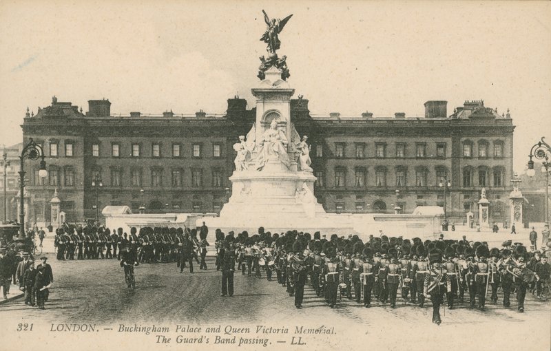 Palácio de Buckingham e Queen Victoria Memorial; A passagem da banda de guardas de English Photographer