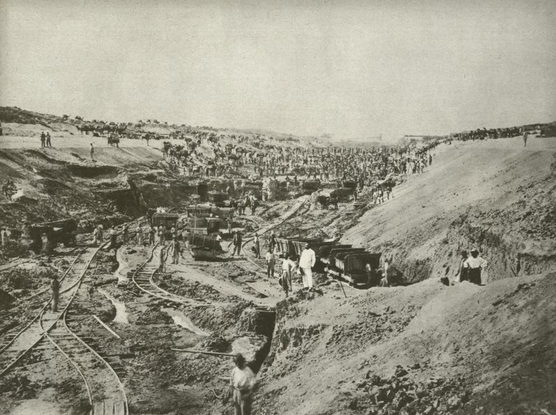 Construção do Canal de Suez, cortando o deserto (foto a p/b) de English Photographer