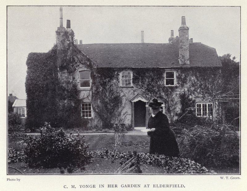 C M Yonge no seu jardim em Elderfield (foto a p/b) de English Photographer