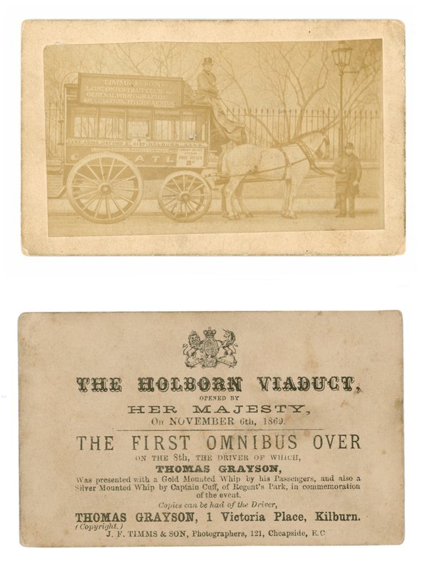 Cartão (frente e verso) comemorando o primeiro ônibus conduzido pelo Viaduto de Holborn, 6 de novembro de 1869 de English Photographer