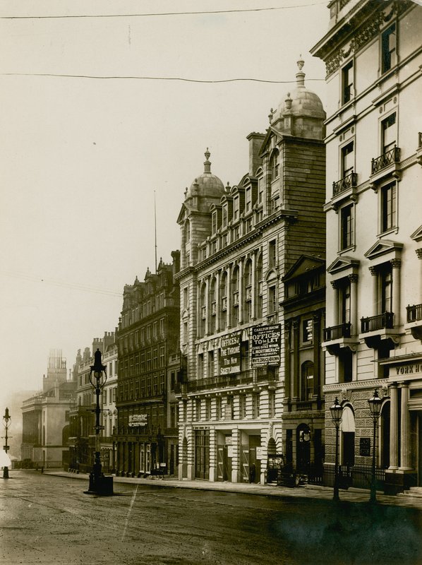Carlton House, construída no local da Capela St Philips, Regent Street, Londres, em 1904 de English Photographer