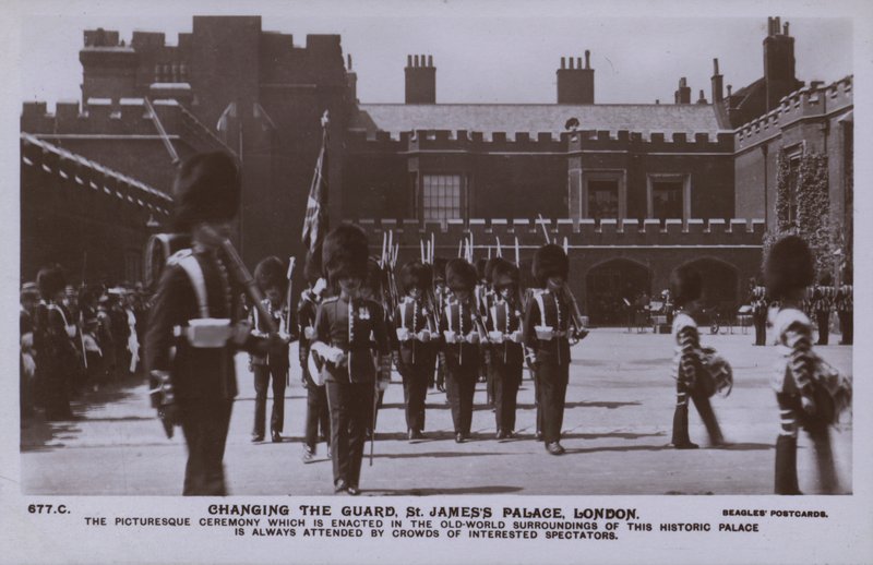 Mudança da Guarda, St Jamess Palace, Londres (foto a p/b) de English Photographer