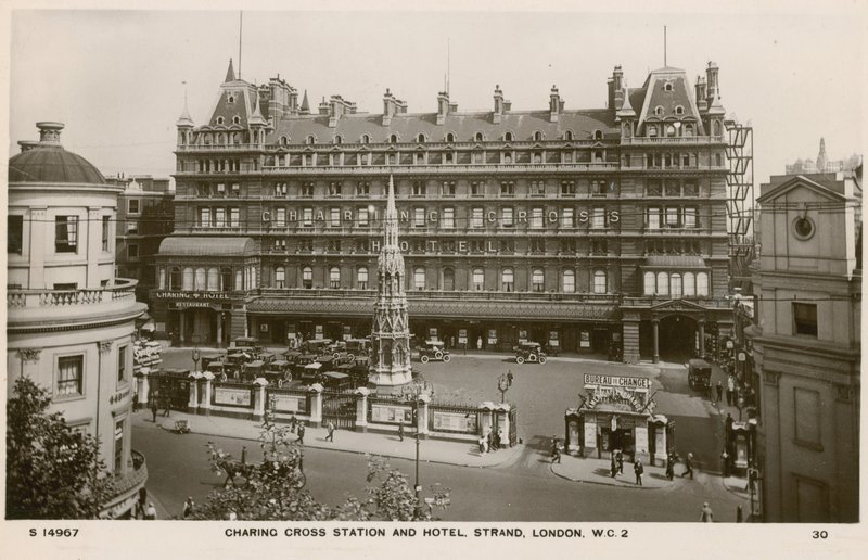 Estação Charing Cross e Hotel, Strand, Londres de English Photographer