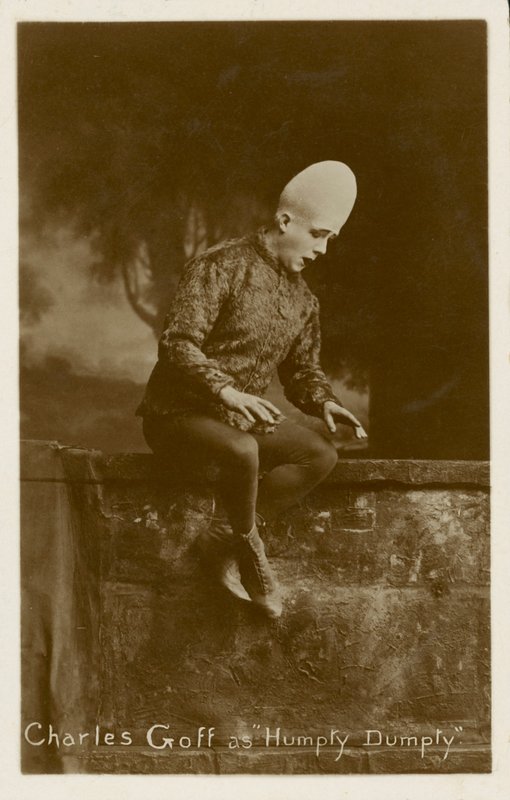 Charles Goff como Humpty Dumpty (fotografia a preto e branco) de English Photographer