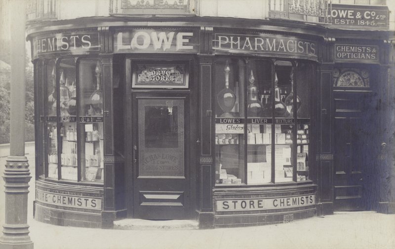 Charles Lowe & Co Drug Store, Newbury, Berkshire (foto a p/b) de English Photographer
